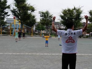 ラジオ体操に参加する市長