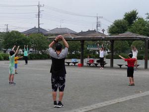 ラジオ体操をする子供たちと役員の方と市長