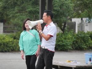 拡声器で挨拶をする市長