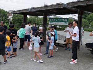 ラジオ体操後笑顔で皆さんと触れ合う市長