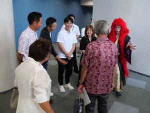 演劇終了後、喜三郎役の演者と喜三郎の子孫の方が談笑する様子