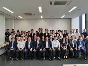 ベトナム訪問団の皆さんと市長をはじめ吉川市職員との記念撮影