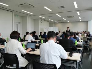 まちづくりについて講演する市長