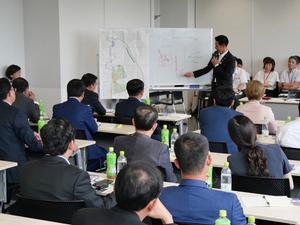 まちづくりについて講演する市長