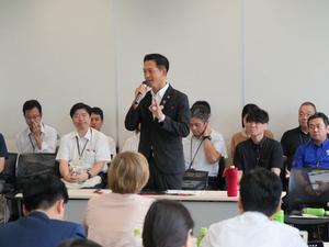 質問に答える市長