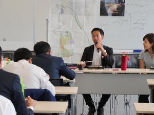 訪問団の皆さんと一緒に弁当を食べる市長