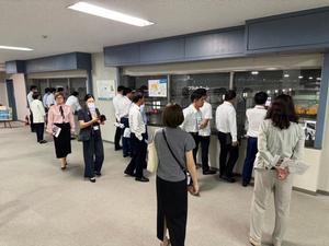 リユースを見学する訪問団