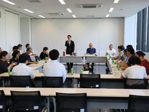 会議冒頭で挨拶をする市長