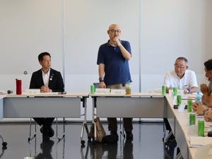 会議冒頭挨拶をする会長
