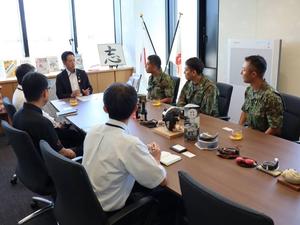 市長が自衛隊の皆さんと話す様子