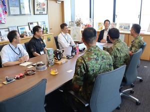 市長が自衛隊の皆さんと話す様子