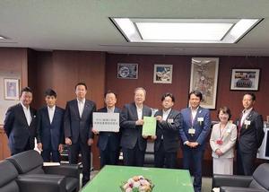 斉藤大臣と首長との記念撮影