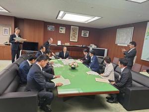 斉藤大臣に要望内容を説明する様子