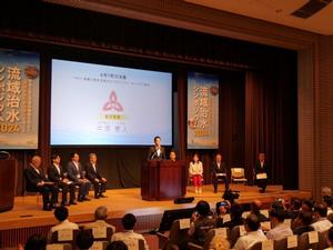 登壇して講話する中原市長