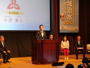 壇上で講話する中原市長