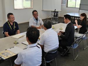 事務所で説明を受ける市長と職員