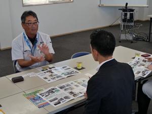 事務所で説明を受ける市長