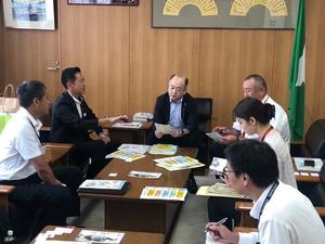 鹿嶋市田口市長や職員の皆さんと話をする中原市長
