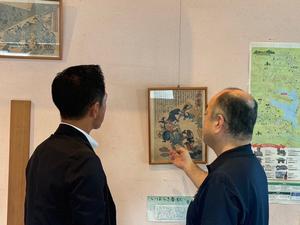 鯰絵を鑑賞する中原市長
