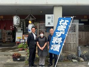 鈴章さんの皆さんと市長とで店頭で記念撮影