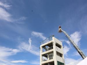 訓練の様子、空高く飛ぶドローン