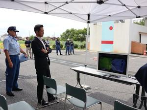 ドローンが撮影する映像をモニターで確認する市長と消防長