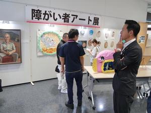 障がい者アート展で作品を鑑賞する市長