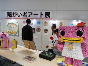 障がい者アート展で作品を鑑賞する市長