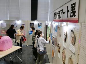 障がい者アート展で作品を鑑賞する来場者の様子
