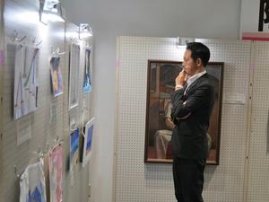 障がい者アート展で作品を鑑賞する市長