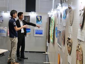 障がい者アート展で作品を鑑賞する市長