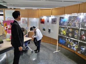 障がい者アート展で作品を鑑賞する市長