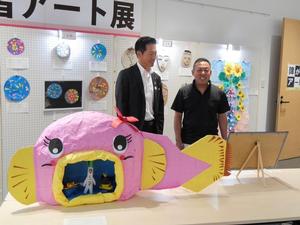 障がい者アート展で作品を鑑賞する市長