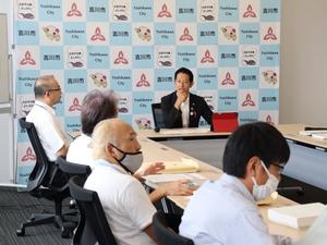 記者の質問を聞く市長