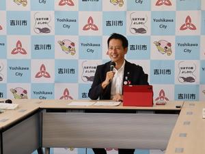 マイクを手に冒頭挨拶をする市長