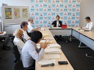 記者に手振りを交えて説明する市長