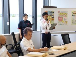 事業の説明をする職員