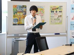 事業の説明をする職員