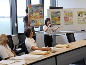 事業の説明をする職員