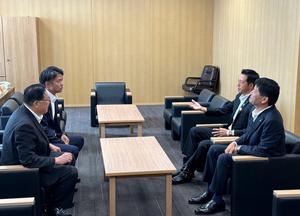 稲葉議長、小野副議長、市長、副市長とで意見交換をする様子