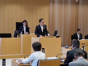 議場で登壇して議案説明をする市長