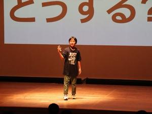 栄小学校6年の菱沼愉云くんが発表する様子