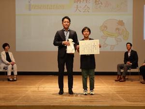 栄小学校6年の菱沼愉云くんが賞状を手に記念撮影