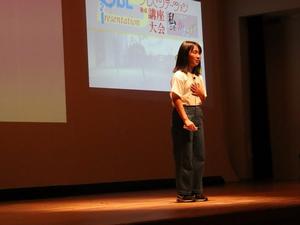 吉川中学校1年の接待凛さんの発表の様子