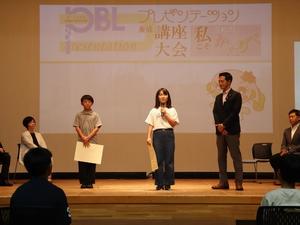 市長賞を受賞した二人がコメントを述べる様子