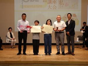 市長賞受賞の二人と市長や協賛企業の方々との記念撮影