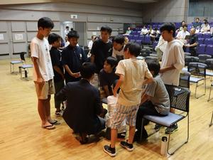 会場で出場した子供たちと話をする市長