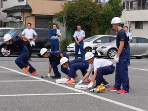 壮行会にて練習の成果を披露するクラブ員たち