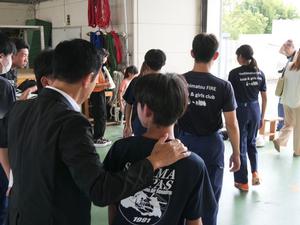 出場クラブ員の方に手を置き激励する市長