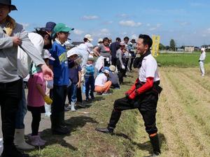 参加者の子供と談笑する市長